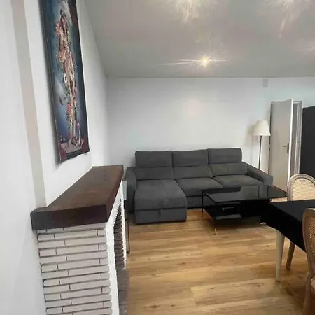 빌라 Maison En Pierre Avec Cour Virelade
