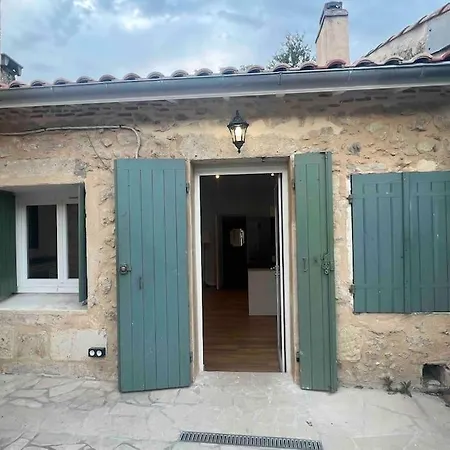 빌라 Maison En Pierre Avec Cour Virelade