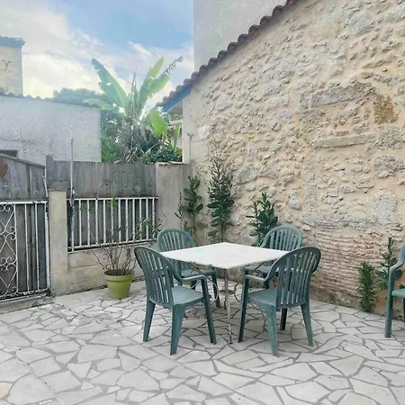Maison En Pierre Avec Cour * Virelade